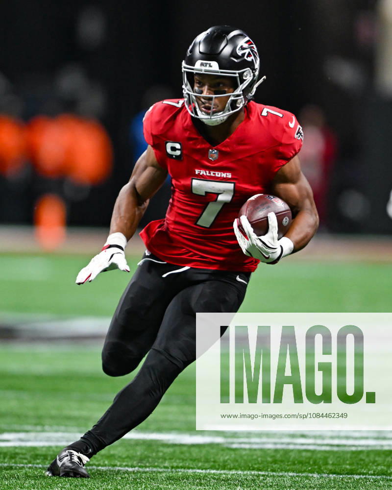 ATLANTA, GA - OCTOBER 11: Atlanta running back Bijan Robinson (7) runs the ball during the NFL, American Football Herren, USA game between the Baltimore Ravens and the Atlanta Falcons on October 11th, 2026 at Mercedes-Benz Stadium in Atlanta, GA. (Photo by Rich von Biberstein Icon Sportswire) NFL: OCT 11 Ravens at Falcons Icon261011173