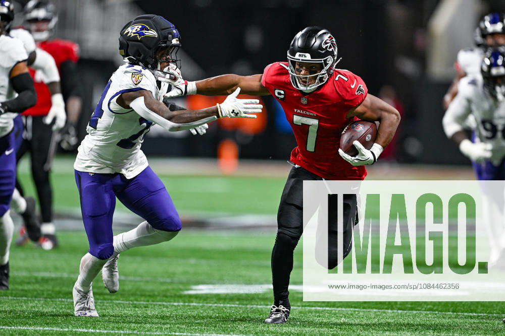 ATLANTA, GA - OCTOBER 11: Atlanta running back Bijan Robinson (7) runs the ball during the NFL, American Football Herren, USA game between the Baltimore Ravens and the Atlanta Falcons on October 11th, 2026 at Mercedes-Benz Stadium in Atlanta, GA. (Photo by Rich von Biberstein Icon Sportswire) NFL: OCT 11 Ravens at Falcons Icon261011175