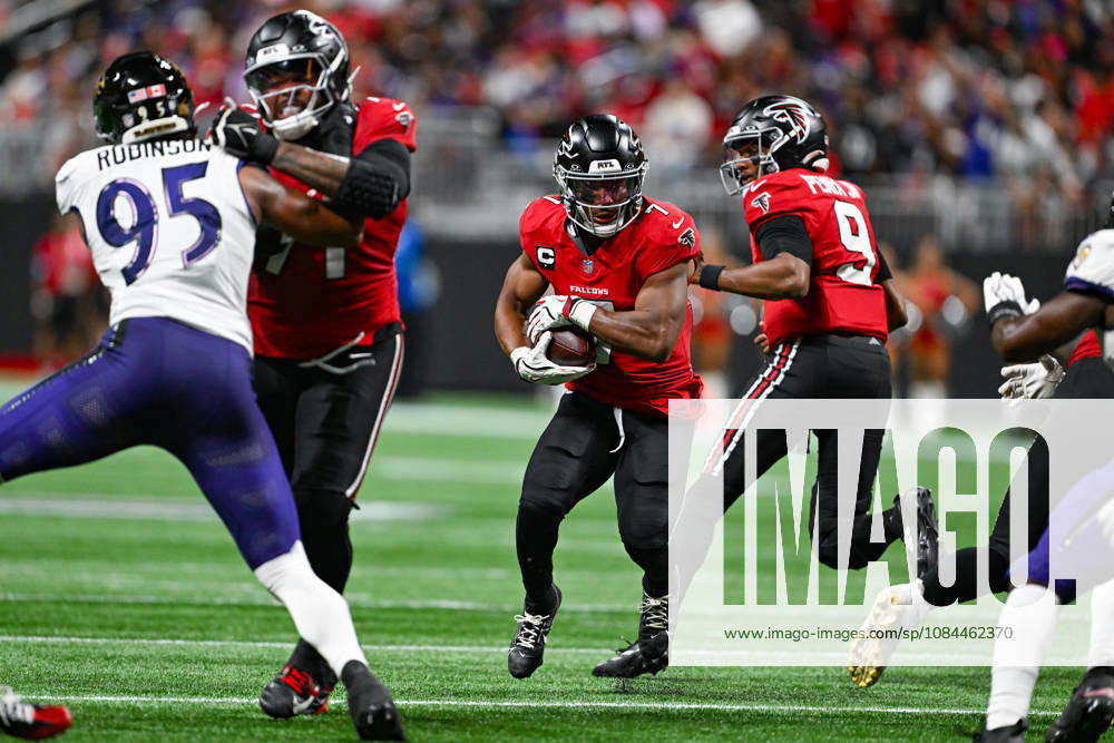 ATLANTA, GA - OCTOBER 11: Atlanta running back Bijan Robinson (7) runs the ball during the NFL, American Football Herren, USA game between the Baltimore Ravens and the Atlanta Falcons on October 11th, 2026 at Mercedes-Benz Stadium in Atlanta, GA. (Photo by Rich von Biberstein Icon Sportswire) NFL: OCT 11 Ravens at Falcons Icon261011179