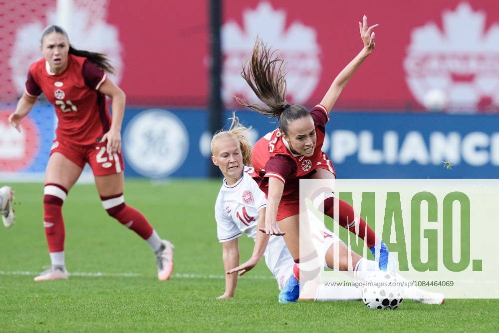 Canada s Julia Grosso, front right, is fouled by Denmark s Sofie Bredgaard during first half International Friendly, Länderspiel, Nationalmannschaft action, in Toronto, on Monday Oct. 12, 2026. Canada News - October 12, 2026 - ZUMAc35_ 20261012_zaf_c35_062