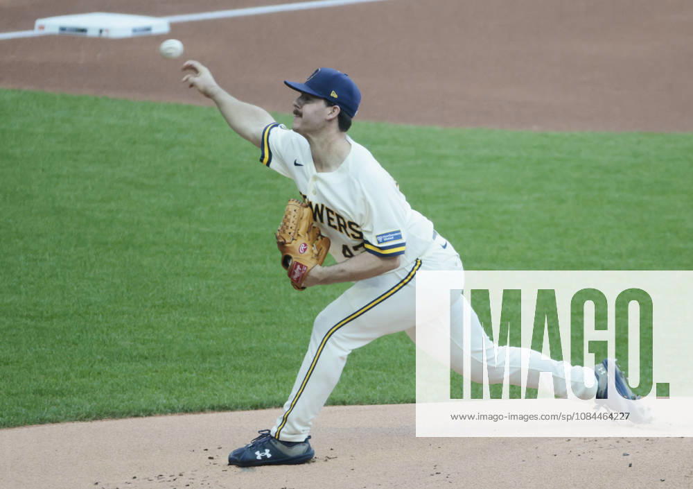 Milwaukee Brewers starting pitcher Logan Henderson (43) throws against the Los Angeles Dodgers in game two of the MLB, Baseball Herren, USA National League Championship Series at American Family Field in Milwaukee, Wisconsin, on Monday, October 12, 2026. MIL20261012701 TANNENxMAURY