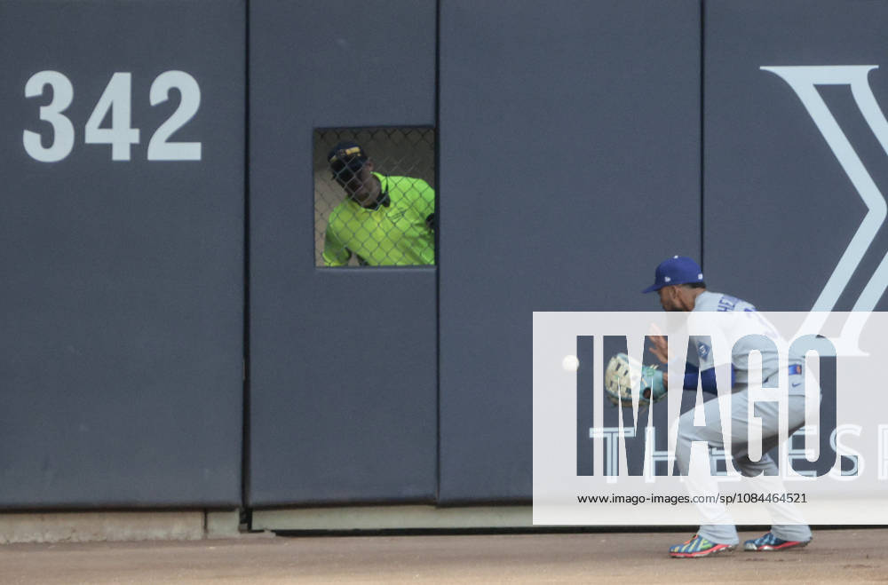 Los Angeles Dodgers left fielder Teoscar Hernandez (37) fields a double by Milwaukee Brewers Brice Turang in the first inning in game two of the MLB, Baseball Herren, USA National League Championship Series at American Family Field in Milwaukee, Wisconsin, on Monday, October 12, 2026. MIL20261012705 TANNENxMAURY