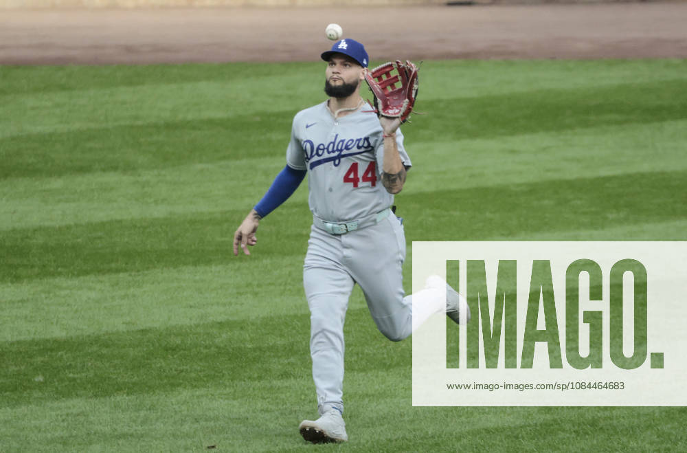 Los Angeles Dodgers center fielder Andy Pages (44) catches a long fly ball from Milwaukee Brewers Sal Frelick in the second inning in game two of the MLB, Baseball Herren, USA National League Championship Series at American Family Field in Milwaukee, Wisconsin, on Monday, October 12, 2026. MIL20261012709 TANNENxMAURY