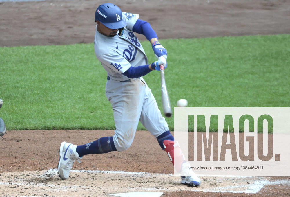Los Angeles Dodgers Mookie Betts (50) hits a single against the Milwaukee Brewers in the third inning in game two of the MLB, Baseball Herren, USA National League Championship Series at American Family Field in Milwaukee, Wisconsin, on Monday, October 12, 2026. MIL20261012710 TANNENxMAURY