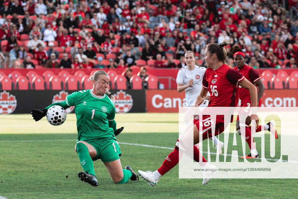 Toronto, Ontario, Toronto: Janine SONIS 16 of Canada in action during International Women Soccer Friendly between Canada and Denmark at BMO Field, Toronto on October 12, 2026. International Women Soccer Friendly Canada 3:4 Denmark - ZUMAn333 20261012_znp_n333_049