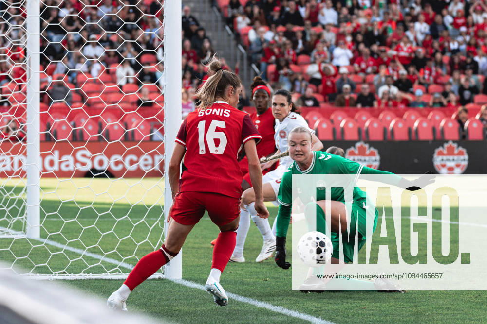 Toronto, Ontario, Toronto: Janine SONIS 16 of Canada in action during International Women Soccer Friendly between Canada and Denmark at BMO Field, Toronto on October 12, 2026. Toronto Toronto - ZUMAn333 20261012_znp_n333_055