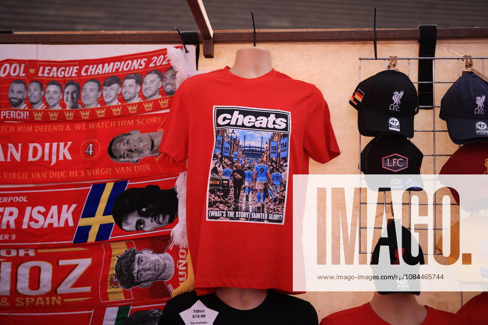 Liverpool gegen Manchester City, 11. Oktober 2026 – Premier League: T-Shirts mit dem Aufdruck Liverpool gegen Manchester City sind im Verkauf – in Anspielung auf die jüngsten gerichtlichen Verurteilungen von Manchester City wegen Verstößen gegen die Finanzregeln. Foto: Simon Stacpoole, Offside Liverpool, Großbritannien