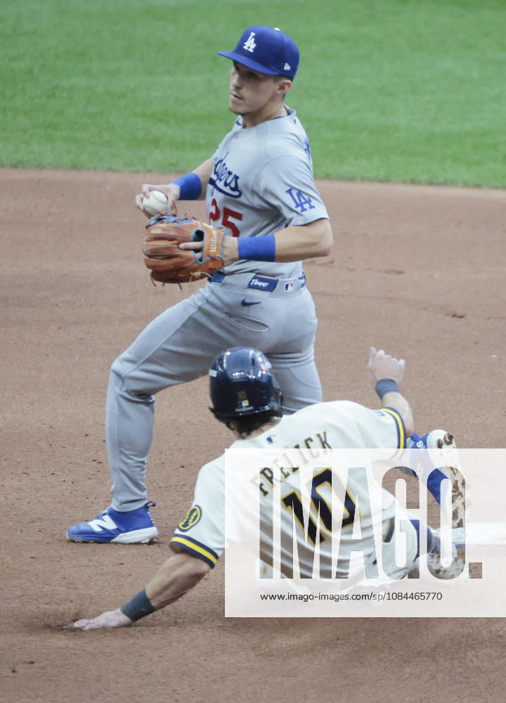 Milwaukee Brewers Sal Frelick (10) is forced out at second by Los Angeles Dodgers second baseman Tommy Edman (25) in the fourth inning in game two of the MLB, Baseball Herren, USA National League Championship Series at American Family Field in Milwaukee, Wisconsin, on Monday, October 12, 2026. MIL20261012719 TANNENxMAURY