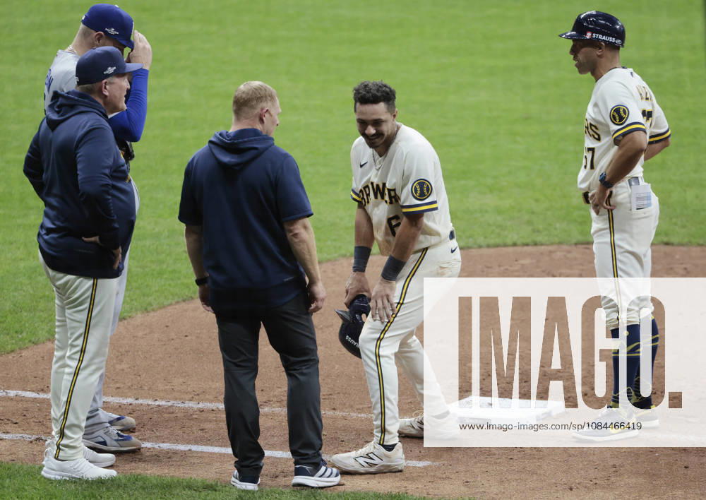 Milwaukee Brewers David Hamilton (6) talks to a trainer as he stands on first base after being hit by a pitch from Los Angeles Dodgers pitcher Brock Stewart in the sixth inning in game two of the MLB, Baseball Herren, USA National League Championship Series at American Family Field in Milwaukee, Wisconsin, on Monday, October 12, 2026. MIL20261012732 TANNENxMAURY