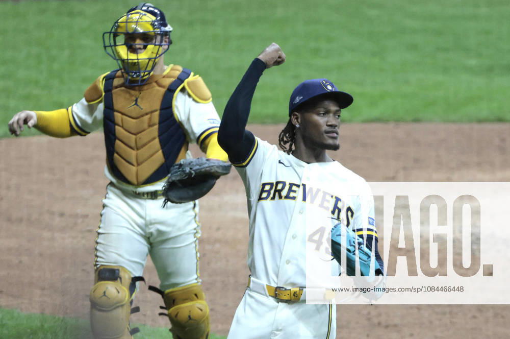 Milwaukee Brewers pitcher Abner Uribe (45) reacts as he leaves the field against the Los Angeles Dodgers in the seventh inning in game two of the MLB, Baseball Herren, USA National League Championship Series at American Family Field in Milwaukee, Wisconsin, on Monday, October 12, 2026. MIL20261012736 TANNENxMAURY