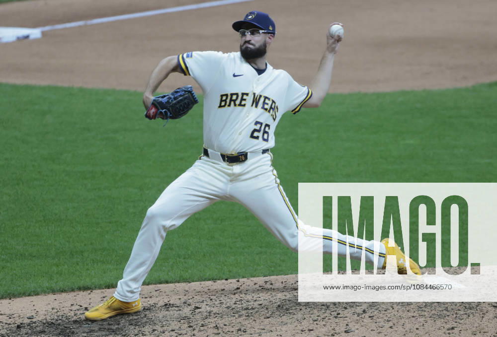 Milwaukee Brewers pitcher Aaron Ashby (26) throws against the Los Angeles Dodgers in the eighth inning in game two of the MLB, Baseball Herren, USA National League Championship Series at American Family Field in Milwaukee, Wisconsin, on Monday, October 12, 2026. MIL20261012740 TANNENxMAURY
