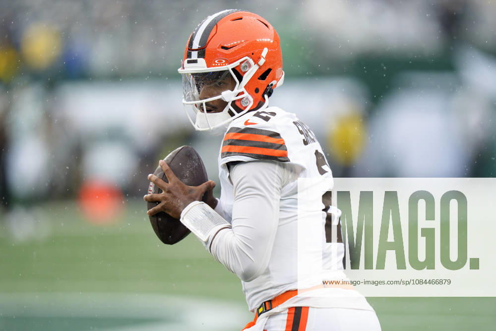 Oct 11, 2026; East Rutherford, NJ, USA; Cleveland Browns quarterback Shedeur Sanders (2) warms up prior to an NFL, American Football Herren, USA game against the New York Jets at MetLife Stadium. Mandatory Credit: -Cal Media East Rutherford USA - ZUMAc04_ 20261011_zma_c04_359