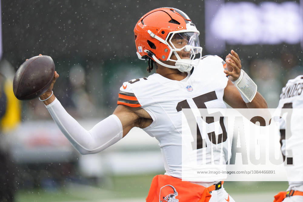 Oct 11, 2026; East Rutherford, NJ, USA; Cleveland Browns quarterback Taylen Green (15) warms up prior to an NFL, American Football Herren, USA game against the New York Jets at MetLife Stadium. Mandatory Credit: -Cal Media East Rutherford USA - ZUMAc04_ 20261011_zma_c04_365