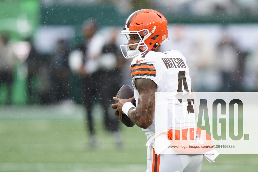 Oct 11, 2026; East Rutherford, NJ, USA; Cleveland Browns quarterback Deshaun Watson (4) warms up prior to an NFL, American Football Herren, USA game against the New York Jets at MetLife Stadium. Mandatory Credit: -Cal Media East Rutherford USA - ZUMAc04_ 20261011_zma_c04_367