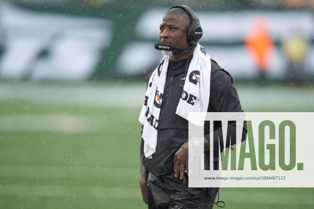 Oct 11, 2026; East Rutherford, NJ, USA; New York Jets head coach Aaron Glenn looks on during an NFL, American Football Herren, USA game against the Cleveland Browns at MetLife Stadium. Mandatory Credit: -Cal Media NFL 2026: Browns Vs Jets OCT 11 - ZUMAc04_ 20261011_zma_c04_426