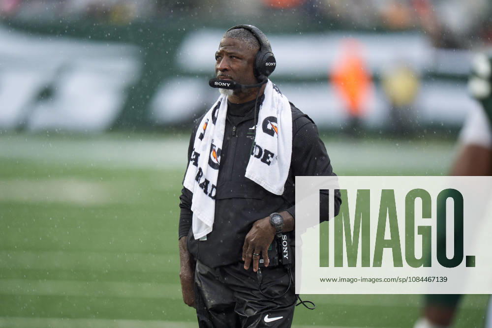 Oct 11, 2026; East Rutherford, NJ, USA; New York Jets head coach Aaron Glenn looks on during an NFL, American Football Herren, USA game against the Cleveland Browns at MetLife Stadium. Mandatory Credit: -Cal Media East Rutherford USA - ZUMAc04_ 20261011_zma_c04_422
