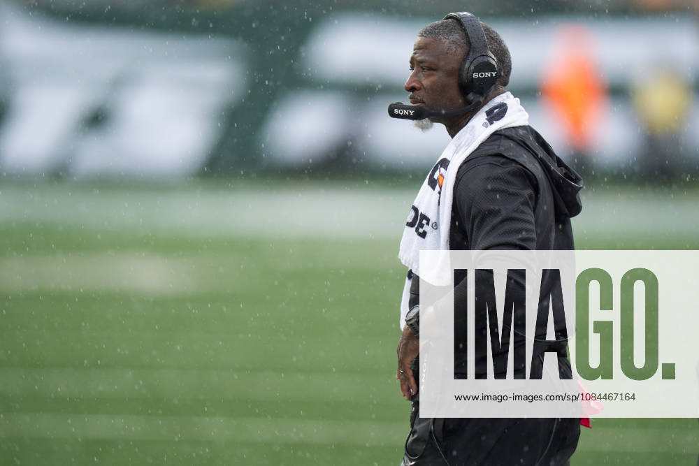 Oct 11, 2026; East Rutherford, NJ, USA; New York Jets head coach Aaron Glenn looks on during an NFL, American Football Herren, USA game against the Cleveland Browns at MetLife Stadium. Mandatory Credit: -Cal Media East Rutherford USA - ZUMAc04_ 20261011_zma_c04_424