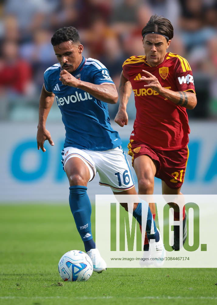 Como 1907 v AS Roma - Serie A - Season 2026-2027 Como, Italy, 11th October 2026. Kaiki Bruno Da Silva of Como 1907 is pursued by Paulo Dybala of AS Roma during the Como 1907 vs AS Roma Serie A match at Stadio Giuseppe Sinigaglia, Como. Picture credit should read: Jonathan Moscrop Como Stadio Giuseppe Sinigaglia Italy