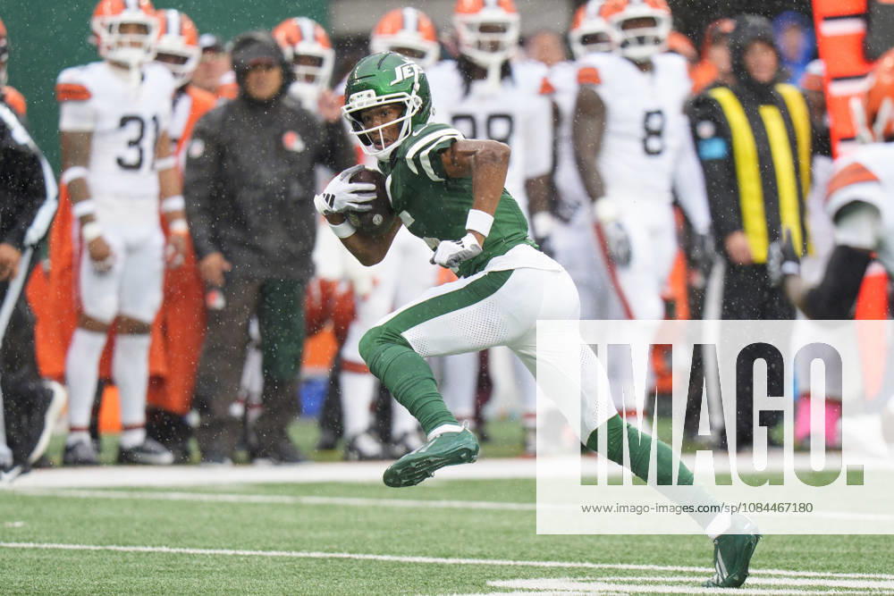 Oct 11, 2026; East Rutherford, NJ, USA; New York Jets wide receiver Garrett Wilson (5) with the catch as he runs it for a touchdown during an NFL, American Football Herren, USA game against the Cleveland Browns at MetLife Stadium. Mandatory Credit: -Cal Media East Rutherford USA - ZUMAc04_ 20261011_zma_c04_429