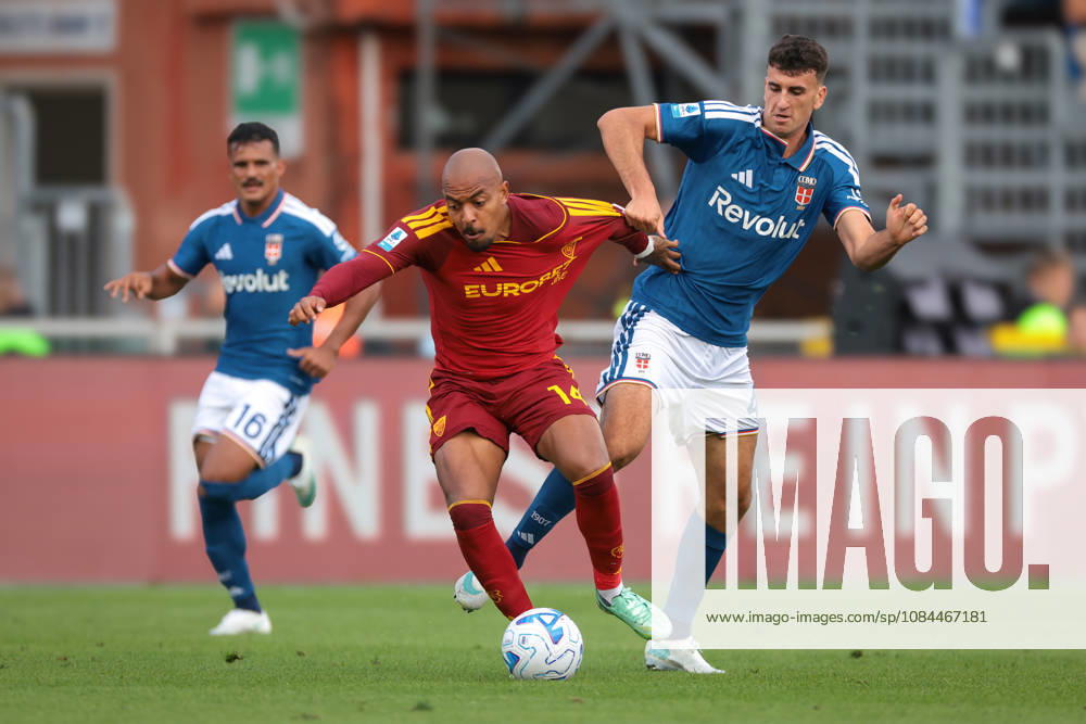 Como 1907 v AS Roma - Serie A - Season 2026-2027 Como, Italy, 11th October 2026. Kaiki Bruno Da Silva of Como 1907 looks on as team mate Jacobo Ramon of Como 1907 wrestles with Donyell Malen of AS Roma during the Como 1907 vs AS Roma Serie A match at Stadio Giuseppe Sinigaglia, Como. Picture credit should read: Jonathan Moscrop Como Stadio Giuseppe Sinigaglia Italy