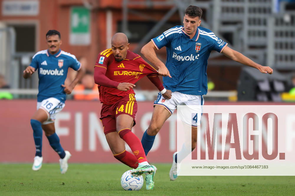 Como 1907 v AS Roma - Serie A - Season 2026-2027 Como, Italy, 11th October 2026. Kaiki Bruno Da Silva of Como 1907 looks on as team mate Jacobo Ramon of Como 1907 wrestles with Donyell Malen of AS Roma during the Como 1907 vs AS Roma Serie A match at Stadio Giuseppe Sinigaglia, Como. Picture credit should read: Jonathan Moscrop Como Stadio Giuseppe Sinigaglia Italy