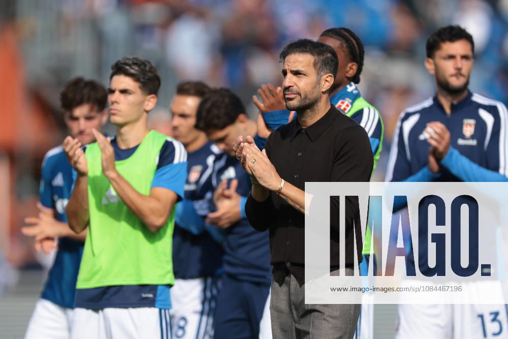 Como 1907 v AS Roma - Serie A - Season 2026-2027 Como, Italy, 11th October 2026. Cesc Fabregas Head coach of Como 1907 applauds the fans along wit his players following the 0-0 draw in the Como 1907 vs AS Roma Serie A match at Stadio Giuseppe Sinigaglia, Como. Picture credit should read: Jonathan Moscrop Como Stadio Giuseppe Sinigaglia Italy