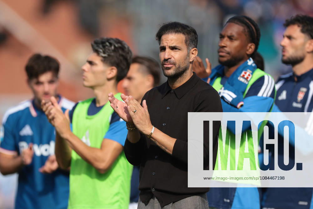 Como 1907 v AS Roma - Serie A - Season 2026-2027 Como, Italy, 11th October 2026. Cesc Fabregas Head coach of Como 1907 applauds the fans along wit his players following the 0-0 draw in the Como 1907 vs AS Roma Serie A match at Stadio Giuseppe Sinigaglia, Como. Picture credit should read: Jonathan Moscrop Como Stadio Giuseppe Sinigaglia Italy