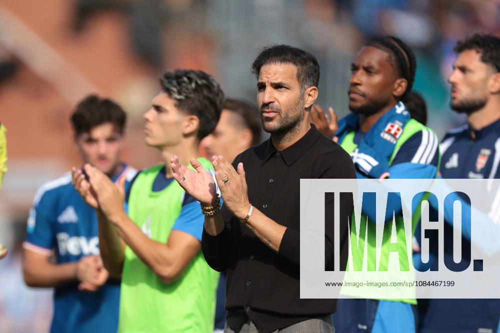 Como 1907 v AS Roma - Serie A - Season 2026-2027 Como, Italy, 11th October 2026. Cesc Fabregas Head coach of Como 1907 applauds the fans along wit his players following the 0-0 draw in the Como 1907 vs AS Roma Serie A match at Stadio Giuseppe Sinigaglia, Como. Picture credit should read: Jonathan Moscrop Como Stadio Giuseppe Sinigaglia Italy