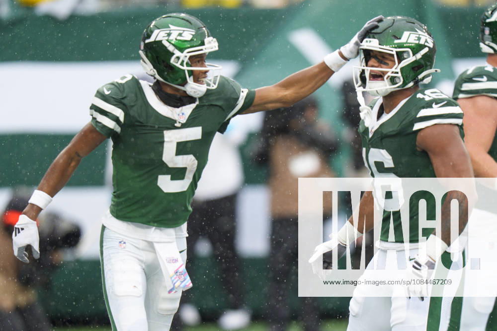 Oct 11, 2026; East Rutherford, NJ, USA; New York Jets wide receiver Garrett Wilson (5) celebrates his touchdown with tight end Kenyon Sadiq (16) during an NFL, American Football Herren, USA game against the Cleveland Browns at MetLife Stadium. Mandatory Credit: -Cal Media East Rutherford USA - ZUMAc04_ 20261011_zma_c04_432