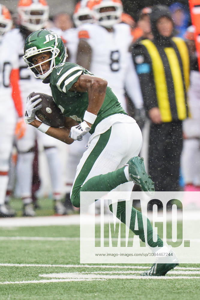 Oct 11, 2026; East Rutherford, NJ, USA; New York Jets wide receiver Garrett Wilson (5) with the catch as he runs it for a touchdown during an NFL, American Football Herren, USA game against the Cleveland Browns at MetLife Stadium. Mandatory Credit: -Cal Media NFL 2026: Browns Vs Jets OCT 11 - ZUMAc04_ 20261011_zma_c04_433