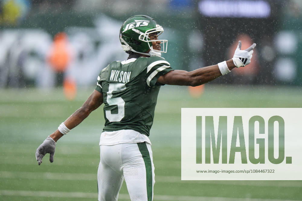 Oct 11, 2026; East Rutherford, NJ, USA; New York Jets wide receiver Garrett Wilson (5) reacts to the non-call during an NFL, American Football Herren, USA game against the Cleveland Browns at MetLife Stadium. Mandatory Credit: -Cal Media East Rutherford USA - ZUMAc04_ 20261011_zma_c04_436
