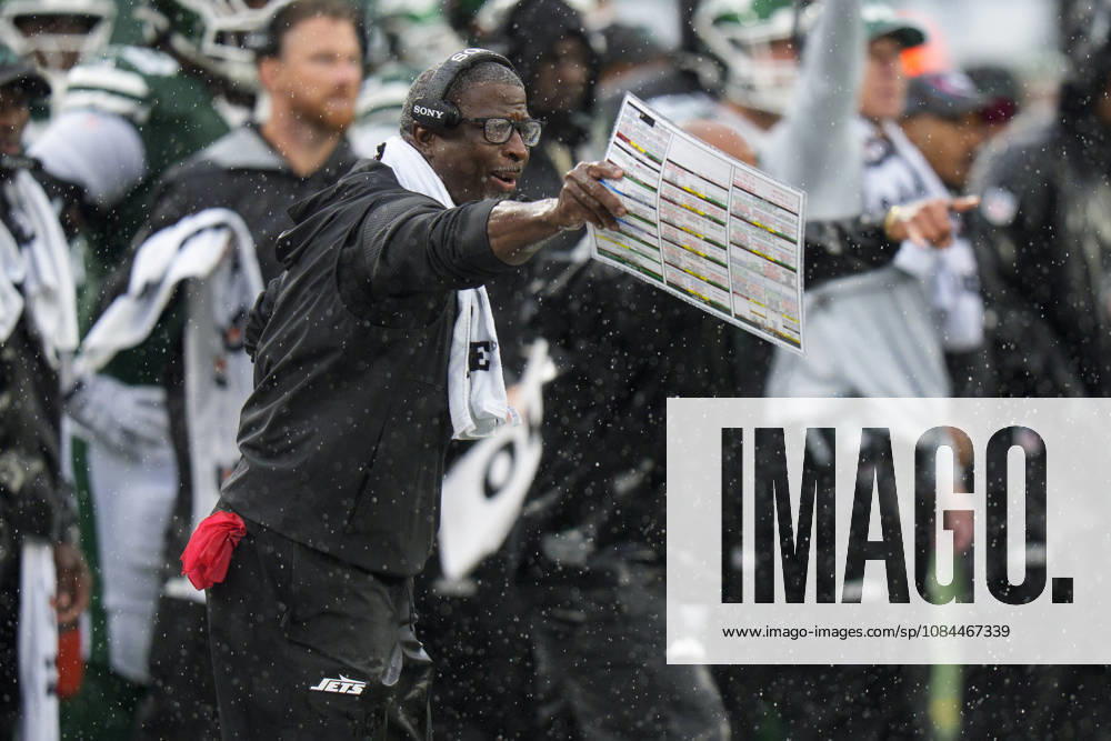 Oct 11, 2026; East Rutherford, NJ, USA; New York Jets head coach Aaron Glenn reacts during an NFL, American Football Herren, USA game against the Cleveland Browns at MetLife Stadium. Mandatory Credit: -Cal Media East Rutherford USA - ZUMAc04_ 20261011_zma_c04_440