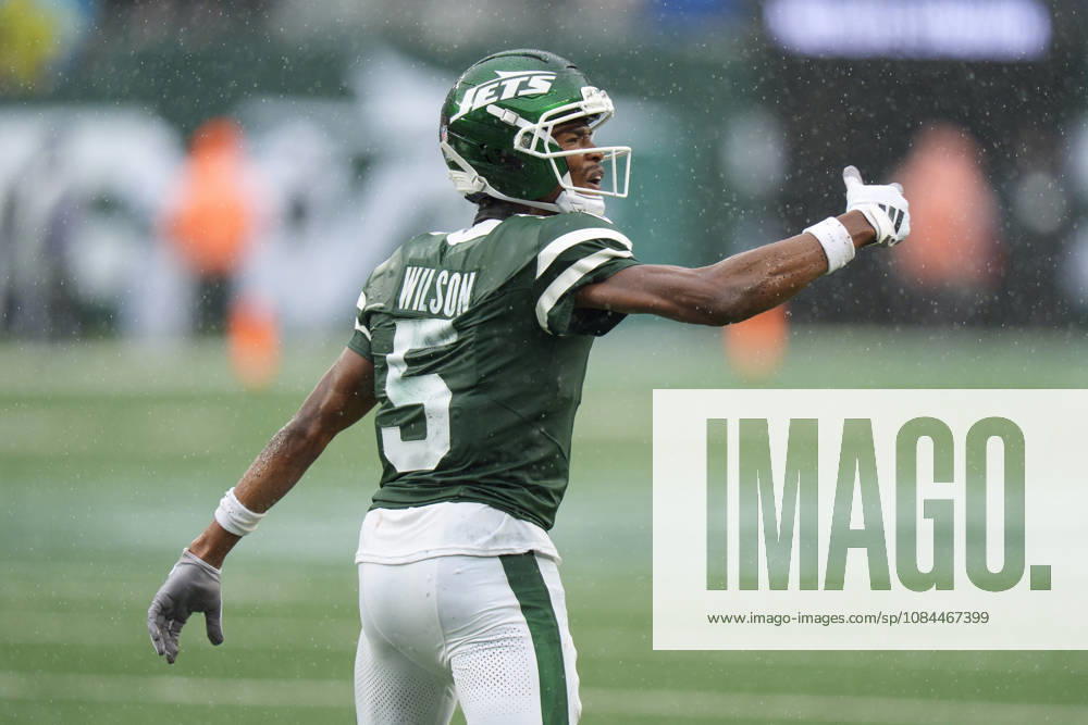 Oct 11, 2026; East Rutherford, NJ, USA; New York Jets wide receiver Garrett Wilson (5) reacts to the non-call during an NFL, American Football Herren, USA game against the Cleveland Browns at MetLife Stadium. Mandatory Credit: -Cal Media East Rutherford USA - ZUMAc04_ 20261011_zma_c04_445