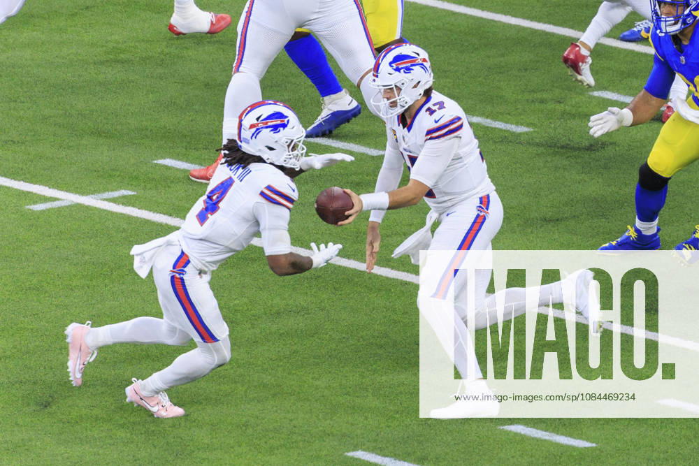 4 James Cook III, RB of the Buffalo Bills receives the handoff from 17 Josh Allen, QB and runs to the end zone during their regular NFL, American Football Herren, USA season game against the Los Angeles Rams on Monday October 12, 2026 at SoFi Stadium in Inglewood, California. ARIANA RUIZ PI Rams Vs. Bills - ZUMAp124 20261012_zaa_p124_032