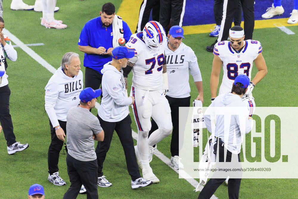 79 Spencer Brown, OT of the Buffalo Bills walks off the field after an injury during their regular NFL, American Football Herren, USA season game against the Los Angeles Rams on Monday October 12, 2026 at SoFi Stadium in Inglewood, California. ARIANA RUIZ PI Rams Vs. Bills - ZUMAp124 20261012_zaa_p124_034