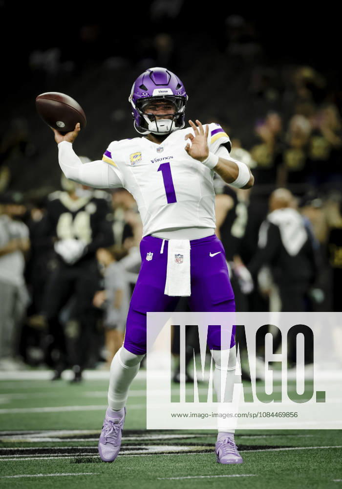 NEW ORLEANS, LA - OCTOBER 11: Kyler Murray 1 of the Minnesota Vikings warms up before a game against the New Orleans Saints at Caesars Superdome on October 11, 2026, in New Orleans, Louisiana. (Photo by Derick Hingle Icon Sportswire) NFL, American Football Herren, USA OCT 11 Vikings at Saints Icon126261011060