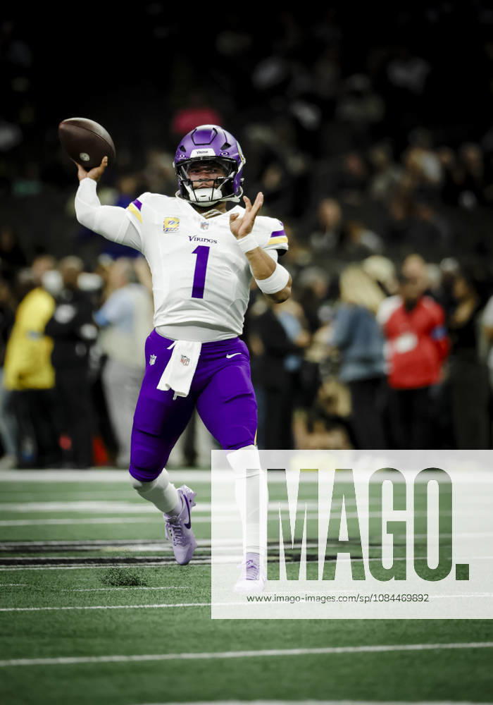 NEW ORLEANS, LA - OCTOBER 11: Kyler Murray 1 of the Minnesota Vikings warms up before a game against the New Orleans Saints at Caesars Superdome on October 11, 2026, in New Orleans, Louisiana. (Photo by Derick Hingle Icon Sportswire) NFL, American Football Herren, USA OCT 11 Vikings at Saints Icon126261011065