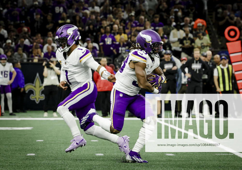 NEW ORLEANS, LA - OCTOBER 11: Kyler Murray 1 of the Minnesota Vikings hands off to Aaron Jones 33 of the Minnesota Vikings during the first half of a game against the New Orleans Saints at Caesars Superdome on October 11, 2026, in New Orleans, Louisiana. (Photo by Derick Hingle Icon Sportswire) NFL, American Football Herren, USA OCT 11 Vikings at Saints Icon126261011072