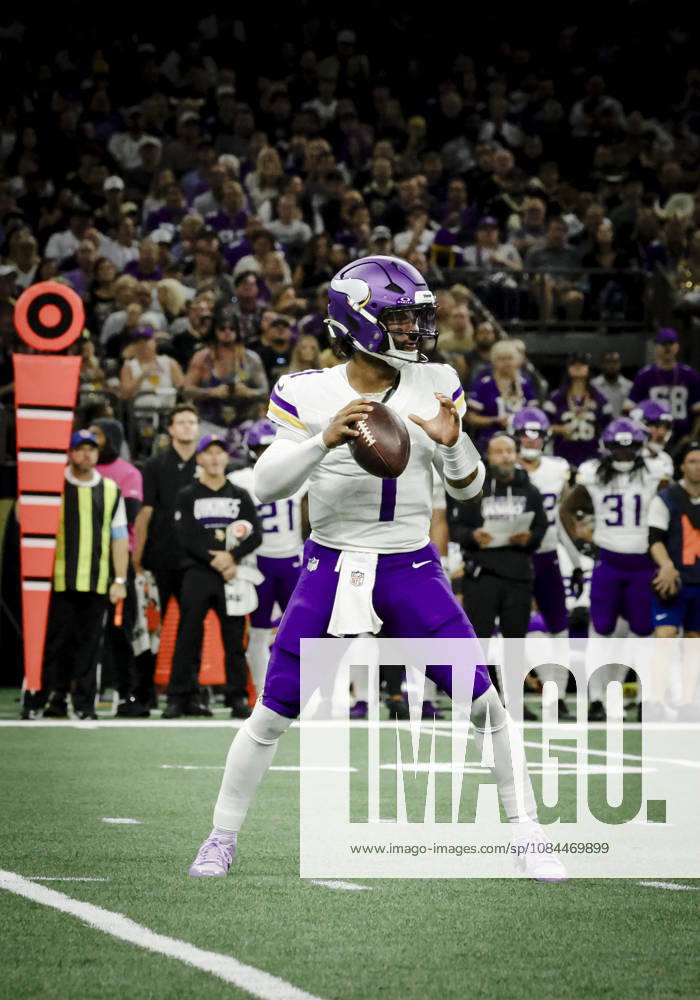 NEW ORLEANS, LA - OCTOBER 11: Kyler Murray 1 of the Minnesota Vikings looks to throw a pass against the New Orleans Saints during the first half of a game at Caesars Superdome on October 11, 2026, in New Orleans, Louisiana. (Photo by Derick Hingle Icon Sportswire) NFL, American Football Herren, USA OCT 11 Vikings at Saints Icon126261011074