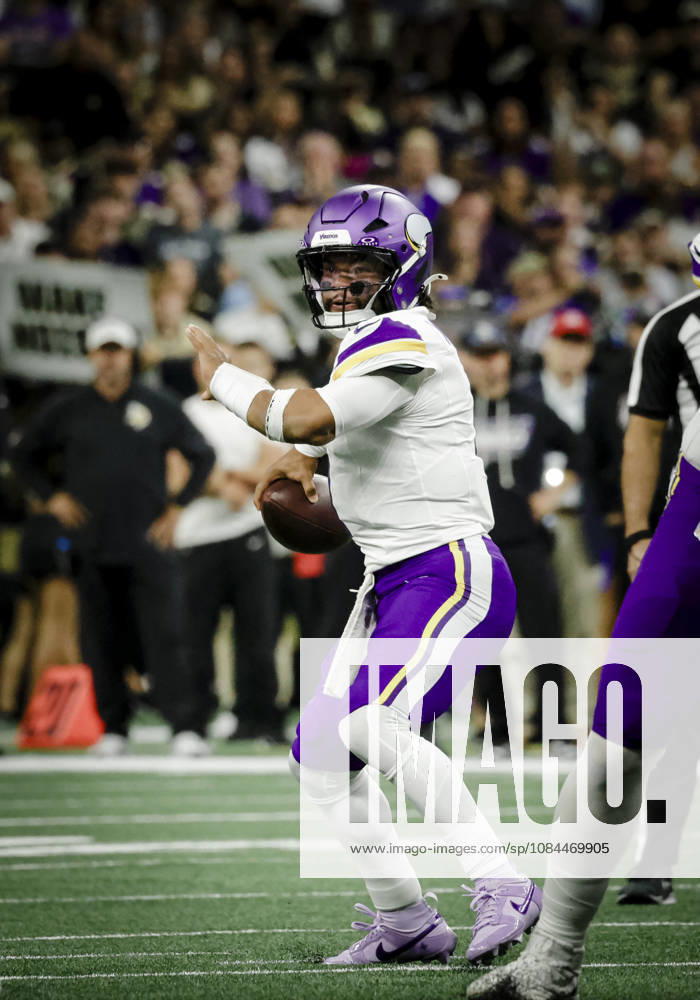 NEW ORLEANS, LA - OCTOBER 11: Kyler Murray 1 of the Minnesota Vikings looks to throw a pass against the New Orleans Saints during the first half of a game at Caesars Superdome on October 11, 2026, in New Orleans, Louisiana. (Photo by Derick Hingle Icon Sportswire) NFL, American Football Herren, USA OCT 11 Vikings at Saints Icon126261011082