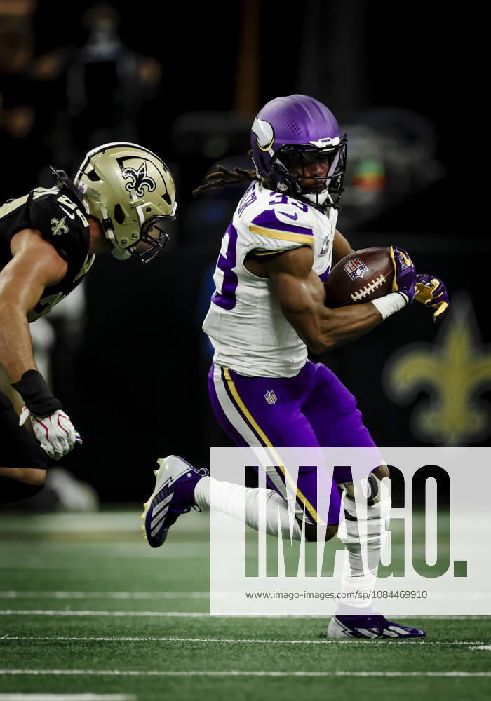 NEW ORLEANS, LA - OCTOBER 11: Aaron Jones 33 of the Minnesota Vikings runs against the New Orleans Saints during the first half of a game at Caesars Superdome on October 11, 2026, in New Orleans, Louisiana. (Photo by Derick Hingle Icon Sportswire) NFL, American Football Herren, USA OCT 11 Vikings at Saints Icon126261011092