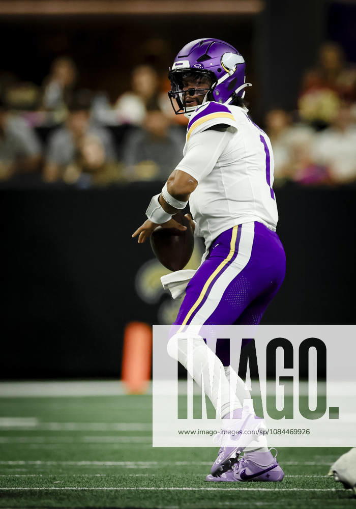 NEW ORLEANS, LA - OCTOBER 11: Kyler Murray 1 of the Minnesota Vikings looks to throw a pass against the New Orleans Saints during the first half of a game at Caesars Superdome on October 11, 2026, in New Orleans, Louisiana. (Photo by Derick Hingle Icon Sportswire) NFL, American Football Herren, USA OCT 11 Vikings at Saints Icon126261011098