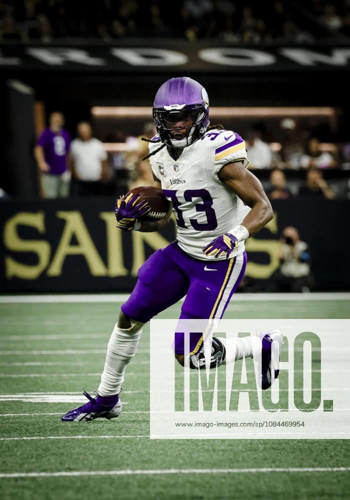 NEW ORLEANS, LA - OCTOBER 11: Aaron Jones 33 of the Minnesota Vikings runs against the New Orleans Saints during the second half of a game at Caesars Superdome on October 11, 2026, in New Orleans, Louisiana. (Photo by Derick Hingle Icon Sportswire) NFL, American Football Herren, USA OCT 11 Vikings at Saints Icon126261011134