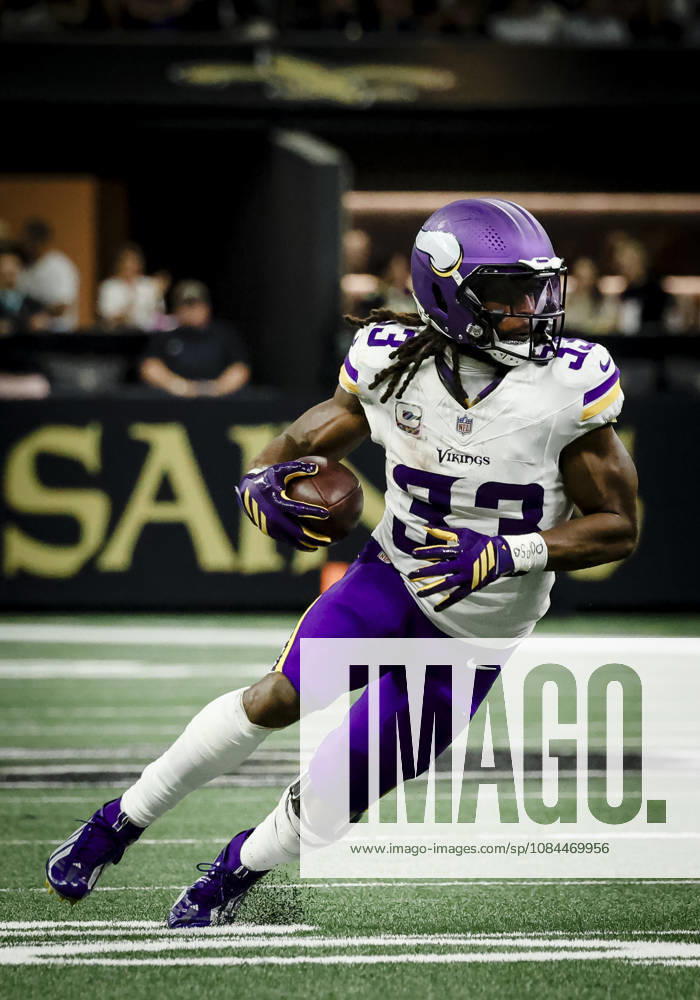 NEW ORLEANS, LA - OCTOBER 11: Aaron Jones 33 of the Minnesota Vikings runs against the New Orleans Saints during the second half of a game at Caesars Superdome on October 11, 2026, in New Orleans, Louisiana. (Photo by Derick Hingle Icon Sportswire) NFL, American Football Herren, USA OCT 11 Vikings at Saints Icon126261011136