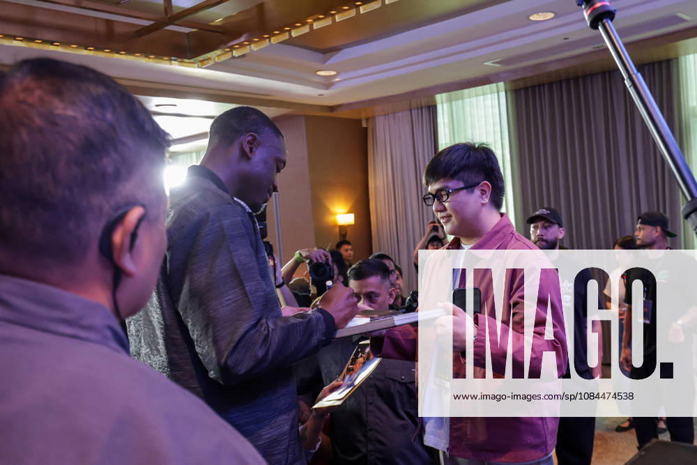 Former NB basketball player Dwyane Wade in Manila Former NBA, Basketball Herren, USA professional basketball player Dwyane Wade signs a book of a fan during a press conference, PK, Pressekonferenz in Manila, Philippines, on October 13, 2026. Dwyane Wade is in Manila for a promotional tour from October 13-14. Manila PHILIPPINES