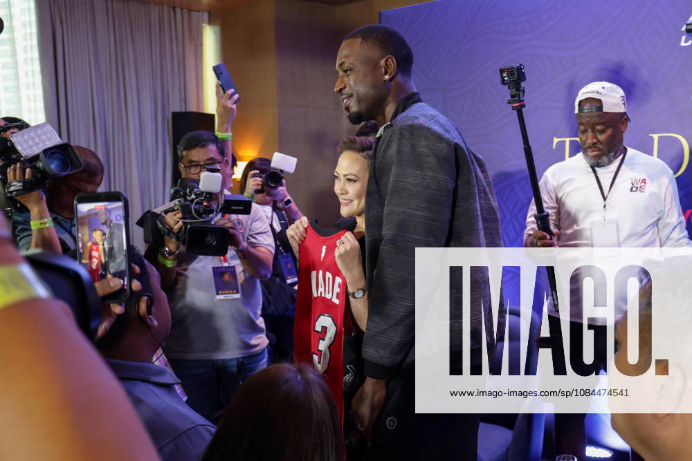 Former NB basketball player Dwyane Wade in Manila Former NBA, Basketball Herren, USA professional basketball player Dwyane Wade takes a picture with a fan during a press conference, PK, Pressekonferenz in Manila, Philippines, on October 13, 2026. Dwyane Wade is in Manila for a promotional tour from October 13-14. Manila PHILIPPINES