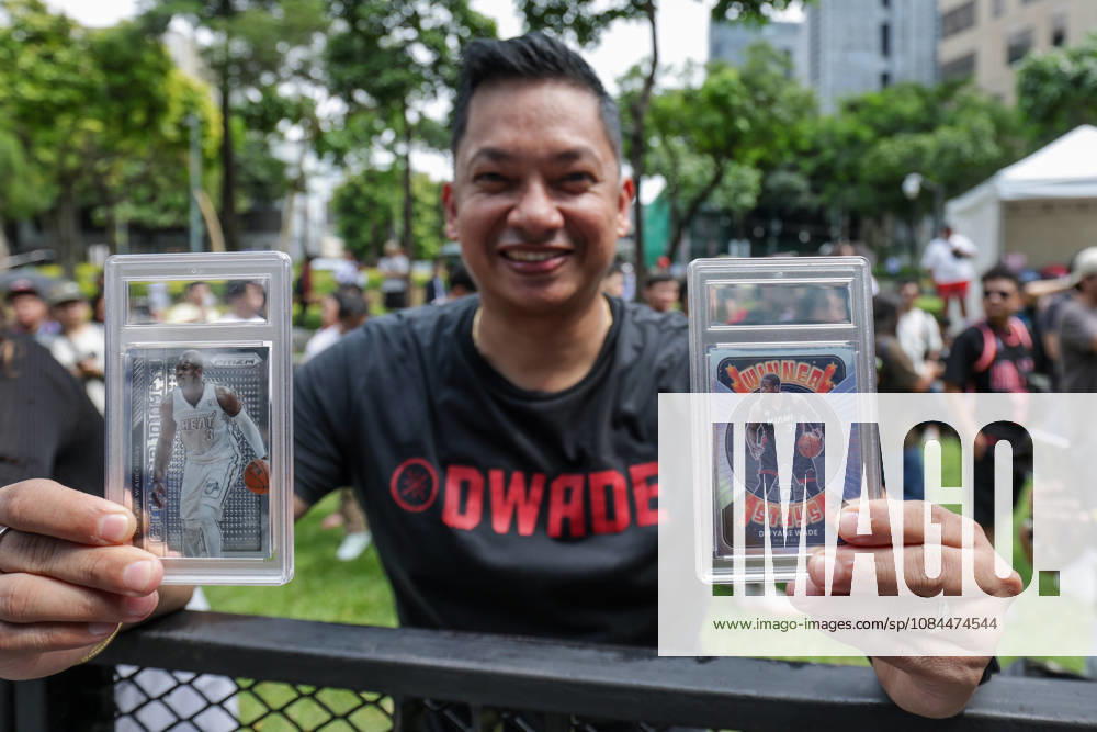 Former NB basketball player Dwyane Wade in Manila A fan of former NBA, Basketball Herren, USA professional basketball player Dwyane Wade shows basketball cards at an event venue in Manila, Philippines, on October 13, 2026. Dwyane Wade is in Manila for a promotional tour from October 13-14. Manila PHILIPPINES