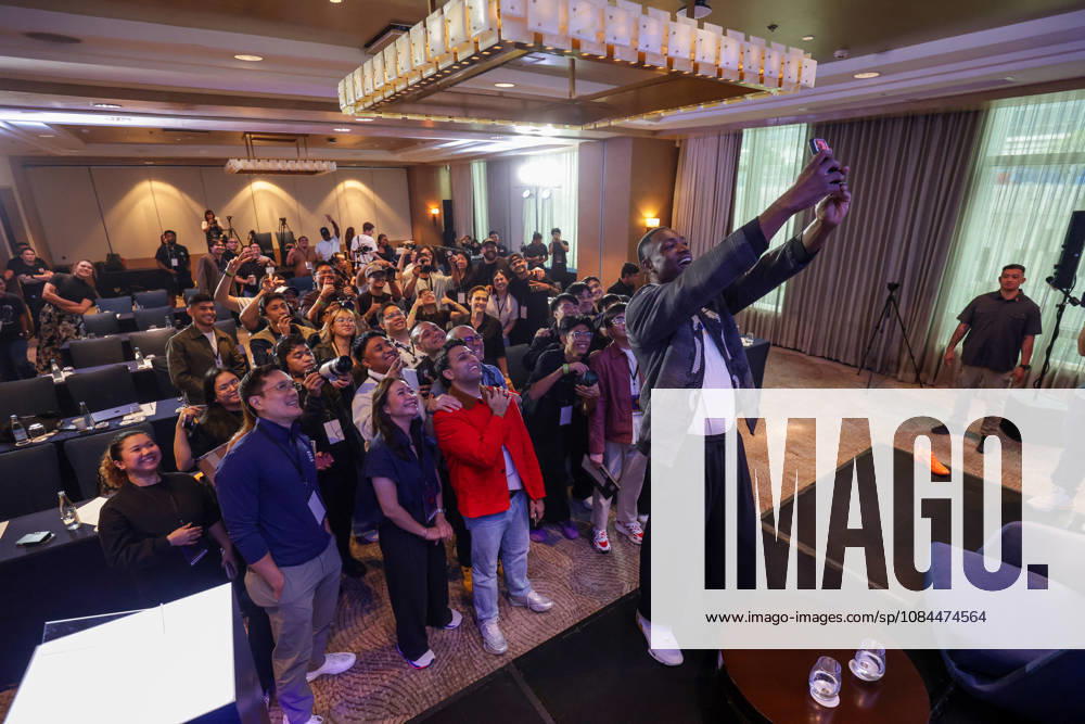 Former NB basketball player Dwyane Wade in Manila Former NBA, Basketball Herren, USA professional basketball player Dwyane Wade takes a selfie during a press conference, PK, Pressekonferenz in Manila, Philippines, on October 13, 2026. Dwyane Wade is in Manila for a promotional tour from October 13-14. Manila PHILIPPINES