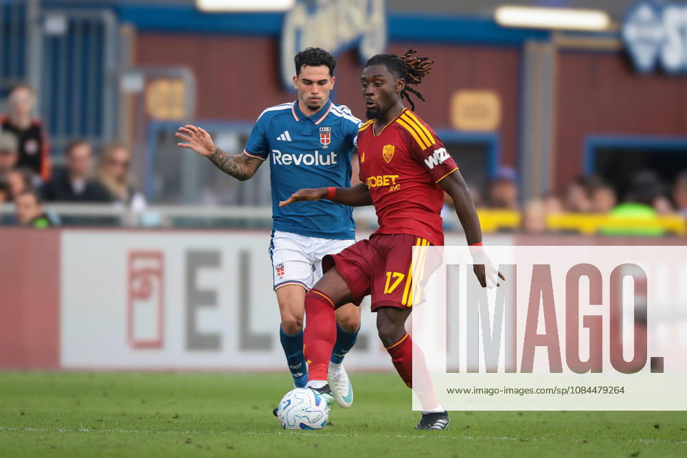 Como 1907 v AS Roma - Serie A - Season 2026-2027 Como, Italy, 11th October 2026. Manu Kone of AS Roma passes the ball as Lucas Da Cunha of Como 1907 closes in during the Como 1907 vs AS Roma Serie A match at Stadio Giuseppe Sinigaglia, Como. Picture credit should read: Jonathan Moscrop Como Stadio Giuseppe Sinigaglia Italy