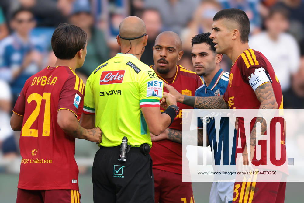 Como 1907 v AS Roma - Serie A - Season 2026-2027 Como, Italy, 11th October 2026. Paulo Dybala, Gianluca Mancini and Donyell Malen of AS Roma and Lucas Da Cunha of Como 1907 react with the Referee Michael Fabbri following his decision to award a red card to Donyell Malen for a foul on Kaiki Bruno Da Silva of Como 1907 during the Como 1907 vs AS Roma Serie A match at Stadio Giuseppe Sinigaglia, Como. Picture credit should read: Jonathan Moscrop Como Stadio Giuseppe Sinigaglia Italy